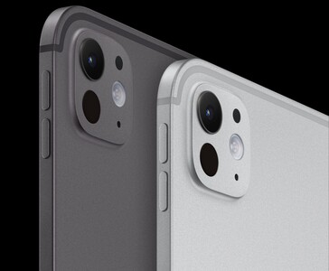 Primo piano del modulo fotocamera dell'iPad Pro nelle finiture argento e nero spaziale, che evidenzia la configurazione a lente singola e il ritaglio per il microfono (fonte: Apple)