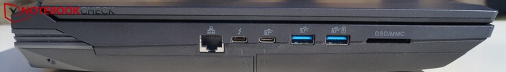 A sinistra: Gigabit LAN, USB Type-C/Thunderbolt 3, USB Type-C, USB Type-A, USB Type-A (alimentata), lettore schede SD