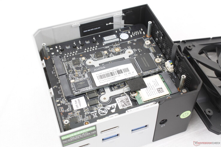 Sono supportati fino a due SSD M.2 2280. Anche se non sono dotati di diffusori di calore, una ventola si trova direttamente sopra di loro per il raffreddamento