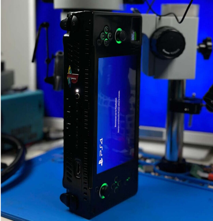 La console portatile PS4 è piuttosto ingombrante (Fonte: wewillmakeitnow)