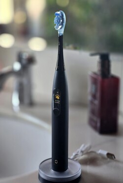 Recensione dello spazzolino sonico intelligente Oclean X Ultra WiFi. Dispositivo di prova fornito da Oclean Germania.