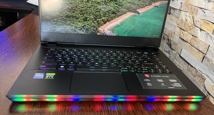 MSI GE66 12UHS: vista frontale della barra luminosa