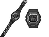 Il Casio G-Shock GBX100SFJ-1 presenta un elegante design completamente nero e un display negativo ad alto contrasto.