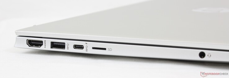 A sinistra: HDMI 2.0, USB-A (5 Gbps), USB-C con Power Delivery e DisplayPort 1.4 (10 Gbps), lettore MicroSD, cuffie da 3,5 mm