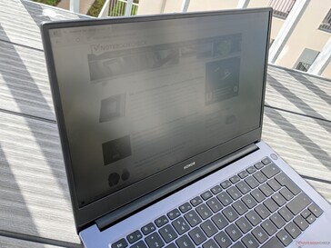 Honor MagicBook 14 all'aperto (sole da dietro il portatile)