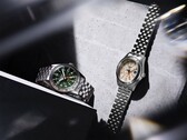 Il Seiko 5 Sports Field GMT HDB001 con quadrante verde e il modello HDB002 con quadrante color crema, esposti fianco a fianco su bracciali a cinque maglie in acciaio inossidabile, entrambi dotati di lunetta fissa con scala delle 24 ore e lancetta GMT arancione.