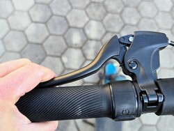 Il freno dello scooter SoFlow deve essere regolato.