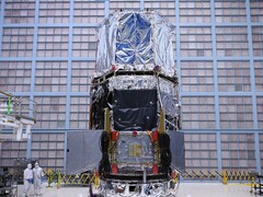 Gli ingegneri della NASA stanno installando il parasole sul Telescopio Spaziale Nancy Grace Roman (Fonte: NASA e Sophia Roberts)