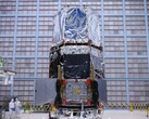 Gli ingegneri della NASA stanno installando il parasole sul Telescopio Spaziale Nancy Grace Roman (Fonte: NASA e Sophia Roberts)