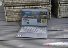 Lenovo ThinkBook 14x in uso all’aperto all’ombra