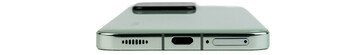 In basso: Altoparlante, porta USB, microfono, slot SIM (immagine: Daniel Schmidt)