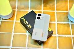 Lo Xiaomi Poco X8 ha una lunga autonomia, è robusto e non si lascia intimorire nemmeno dall'acqua.