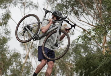 Il telaio in carbonio della Ride1Up CF Racer1 la rende una bicicletta piuttosto leggera per quelle volte in cui potrebbe doverla trascinare su per una rampa di scale o per superare un ostacolo difficile. (Fonte immagine:Ride1Up)