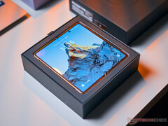 Il Magic V6 di Honor non riesce a nascondere completamente la piega interna del display quando viene osservato da angolazioni oblique.