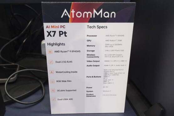 AtomMan X7 Pt dispone di un'ampia gamma di porte e di un sistema di raffreddamento a liquido per mantenere fresca l'APU Ryzen 9 8945HS sotto carico. (Fonte: PCWatch)
