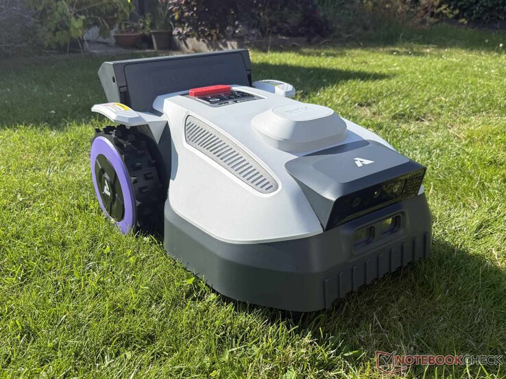 Qui l'Anthbot N8 è ancora senza il cestello.