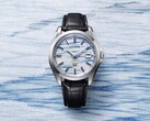 Il modello Citizen AQ4090-08A è presentato su uno sfondo di carta washi color indaco, che mette in risalto il motivo blu simile a una nebbia del quadrante realizzato a mano.