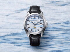 Il modello Citizen AQ4090-08A è presentato su uno sfondo di carta washi color indaco, che mette in risalto il motivo blu simile a una nebbia del quadrante realizzato a mano.