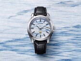 Il modello Citizen AQ4090-08A è presentato su uno sfondo di carta washi color indaco, che mette in risalto il motivo blu simile a una nebbia del quadrante realizzato a mano.