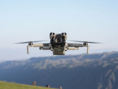 Il DJI Mini 5 Pro in volo. (Fonte immagine: via Roland Quandt) 