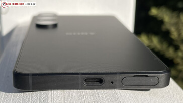 In basso: bordo della base: USB-C, microfono, SIM/microSD
