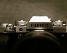 Si prevede che la Fujifilm X-T5 qui raffigurata avrà presto un modello successivo.
