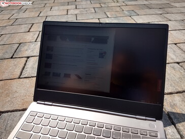 Utilizzo del ThinkBook 13s-IWL all'aperto al sole