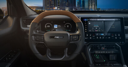 Il cockpit digitale di Recon è dotato di un display centrale touchscreen da 14,5 pollici e di un display per il conducente da 12,3 pollici. App speciali per l'off-road assistono la navigazione su terreni accidentati. (Fonte: Jeep)