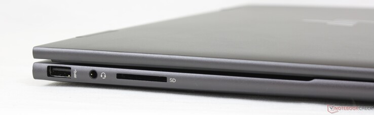 A sinistra: USB-A (10 Gbps), cuffie da 3,5 mm, lettore di schede SD