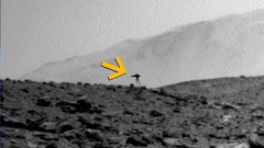 Il misterioso «treppiede da combattimento» di Curiosity su Marte. Lo strano oggetto è apparso in un solo fotogramma.