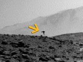 Il misterioso «treppiede da combattimento» di Curiosity su Marte. Lo strano oggetto è apparso in un solo fotogramma.