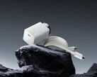 Il nuovo caricatore GaN di OnePlus ha la forma di una bottiglia. (Fonte: OenPlus)