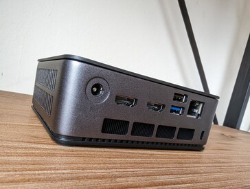 Posteriore: Adattatore AC, 2x HDMI 2.1, USB-A 2.0, USB-A 3.2 Gen. 2, 2,5 Gbps RJ-45, slot Kensington lock