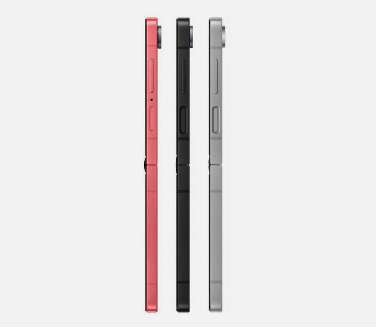 Il Samsung Galaxy Z Flip7 (a sinistra) rispetto al Galaxy Z Flip7 FE (al centro) e al Galaxy Z Flip6 (a destra).