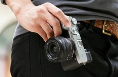 Sebbene la A7C sia stata accolta con grande favore, la maneggevolezza e l&#039;usabilità sono le lamentele più comuni nei confronti della fotocamera compatta. (Fonte: Sony)