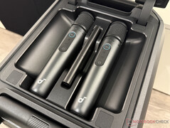 due microfoni sotto una copertura...