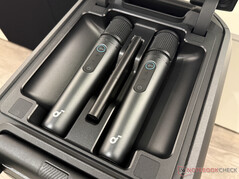 due microfoni sotto una copertura...