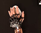 Un dispositivo esoscheletrico fai da te legato a una mano mentre si utilizza un mouse da gioco (Fonte: Basically Homeless/YouTube)