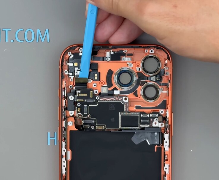 L'immagine termica dell'iPhone 17 Pro Max mostra la distribuzione del calore intorno all'area della fotocamera posteriore (Fonte immagine: How-FixIT via YouTube)