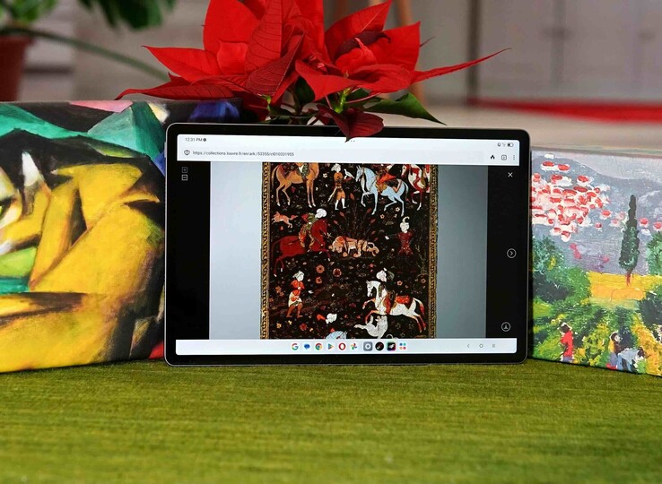 Il display da 12,7 pollici offre una frequenza di aggiornamento di 144 Hz e una copertura sRGB del 98%.