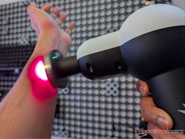 Pistola per massaggio Solbasium S2 con attacco per terapia a luce rossa.