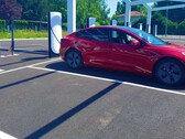 Tesla presso una nuova stazione di ricarica V4 in Francia (immagine: Alexandre Druliolle)