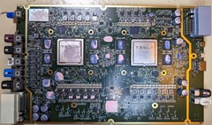 Il nuovo computer Tesla Hardware 4 (HW4) è dotato di due SoC Exynos più potenti e di 12 connettori per le fotocamere. (Fonte: @greentheonly su Twitter)