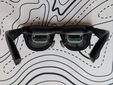 Gli occhiali AR Xreal One Pro in posizione orizzontale