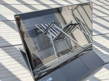 HP EliteBook Folio 13.5 in uso esterno (sole dietro il convertibile)