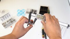 Un'immagine del drone in mano (Fonte: Hoarder Sam; screenshot)