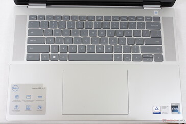 la tastiera e il layout sono identici a quelli dell'Inspiron 14 7420 2-in-1. Lo spazio extra ai lati della tastiera è occupato dagli altoparlanti