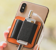 La fondina opzionale per dongle magnetico si aggancia a qualsiasi telefono MagSafe.