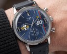 Cronografo Peanuts® x Timex Marlin® indossato al polso, caratterizzato da un quadrante blu, un cinturino in pelle blu traforata e un design a tema Snoopy.