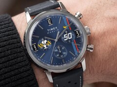 Cronografo Peanuts® x Timex Marlin® indossato al polso, caratterizzato da un quadrante blu, un cinturino in pelle blu traforata e un design a tema Snoopy.